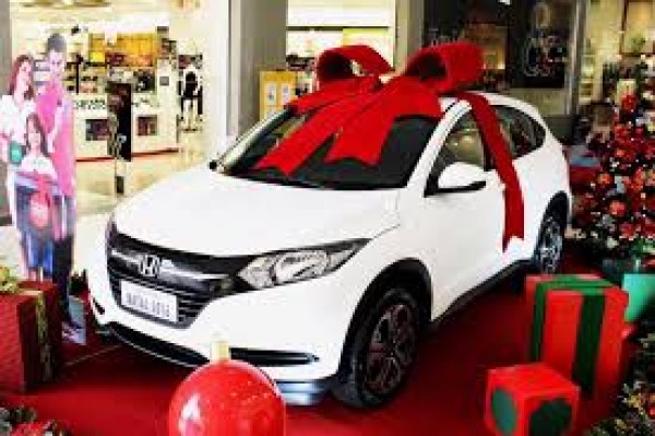 Shopping sorteia carro em campanha de Natal; veja quem ganhou