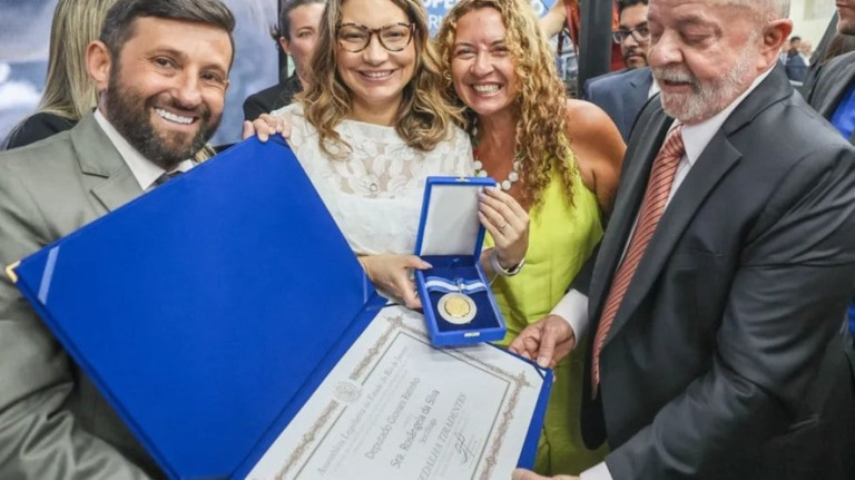 Janja é homenageada com a Medalha Tiradentes na Alerj