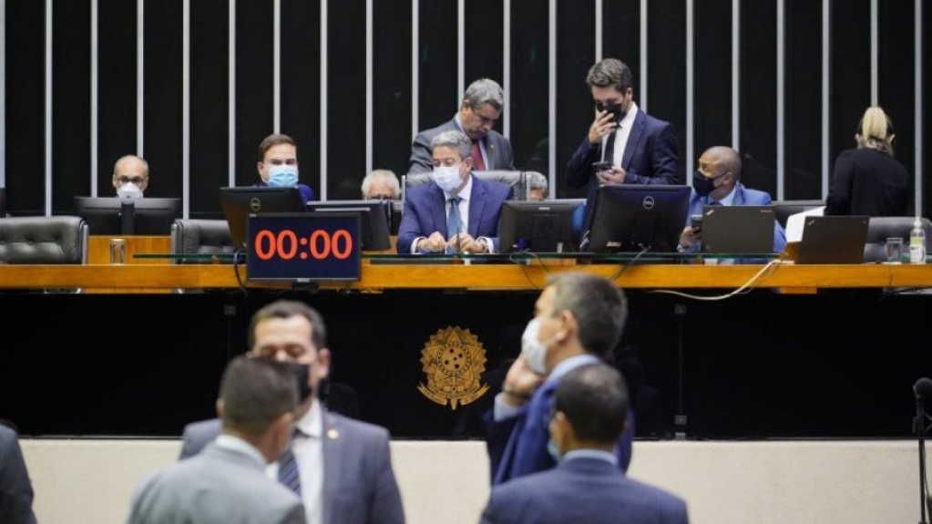 Câmara deve abrir brecha para permitir acesso de deputados não vacinados na Casa