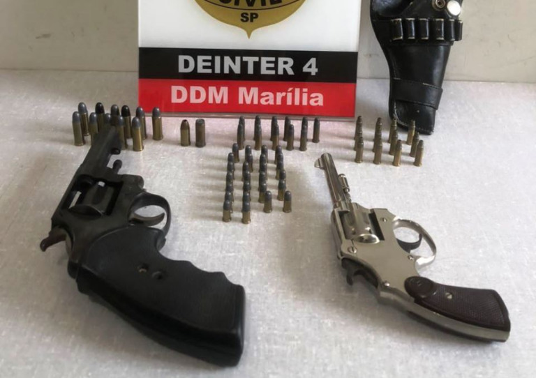 Policiais civis prendem mãe e filho por posse irregular de armas em Marília