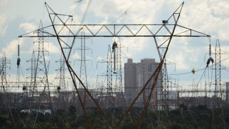 Empresa de energia deve indenizar cliente por corte de 3 dias na luz