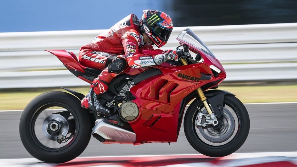 Divulgação A nova linha 2023 da Panigale V4S ficou mais esportiva, tanto no conjunto visual, quando no desempenho