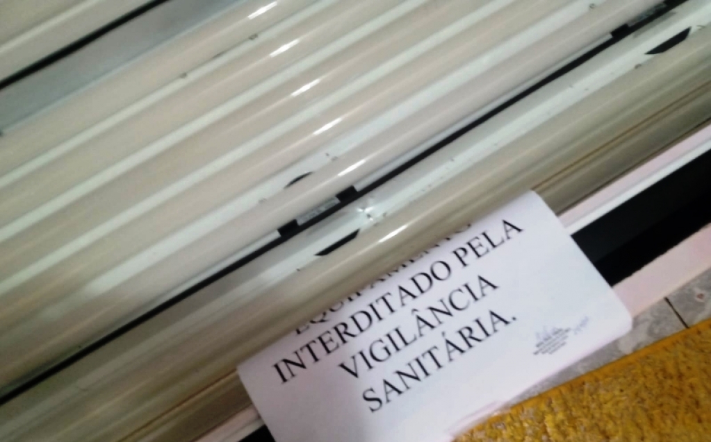 Vigilância interdita equipamentos de bronzeamento artificial em Marília
