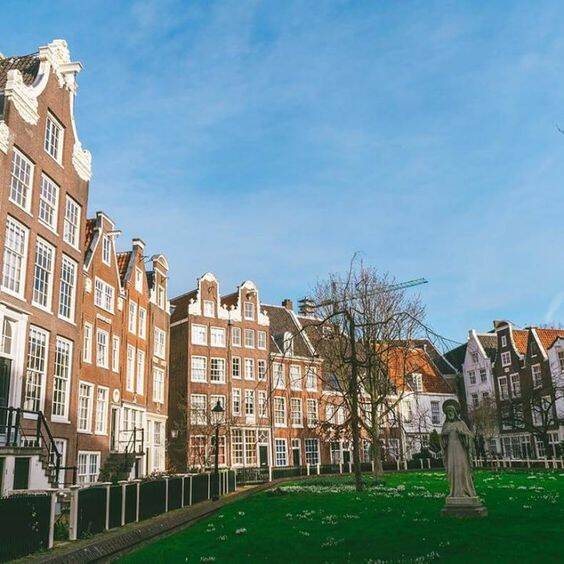 Begijnhof, o jardim secreto de Amsterdam que foi ocupado por mulheres. Foto: Pinterest/Wanderlustingk