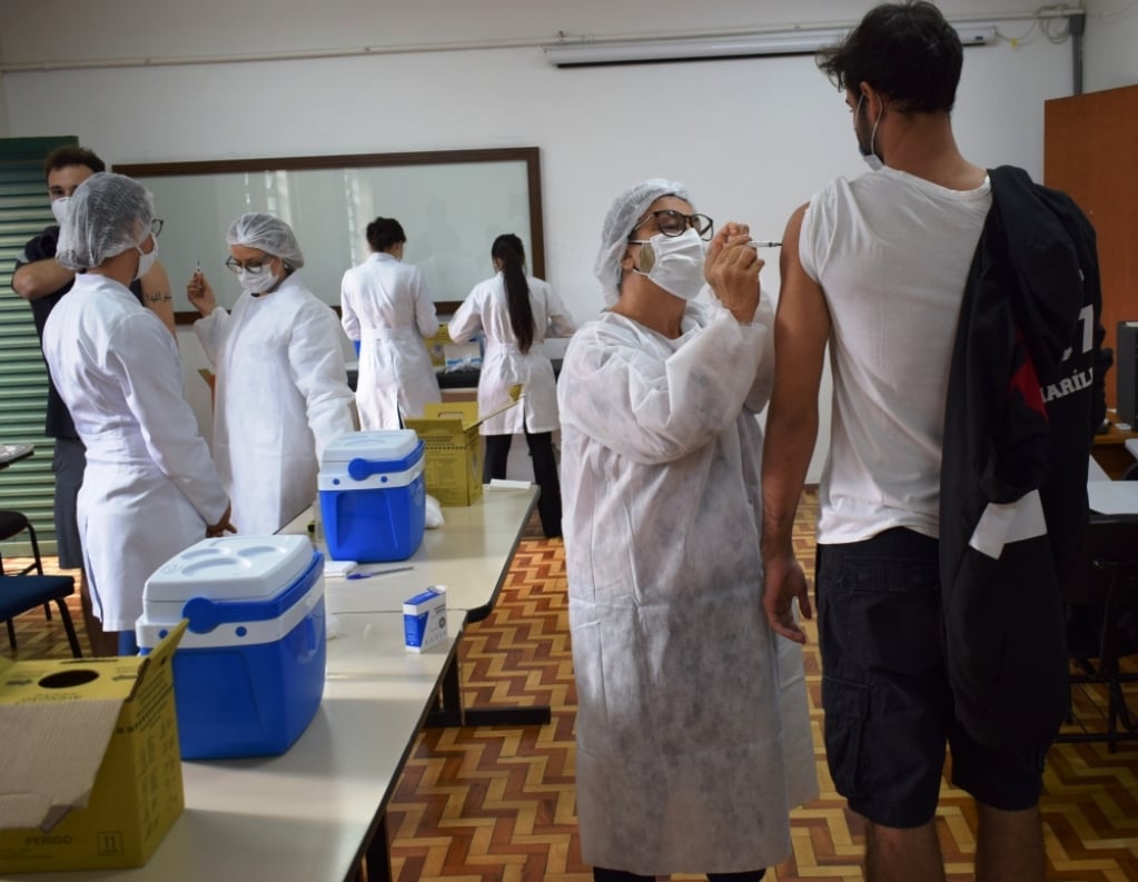 Famema vacina estudantes de 1º ano dos cursos de Medicina e Enfermagem