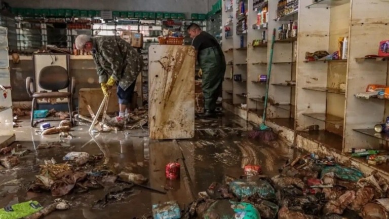 Agência Brasil Porto Alegre: Comerciantes começam a limpar lojas atingidas pela enchete