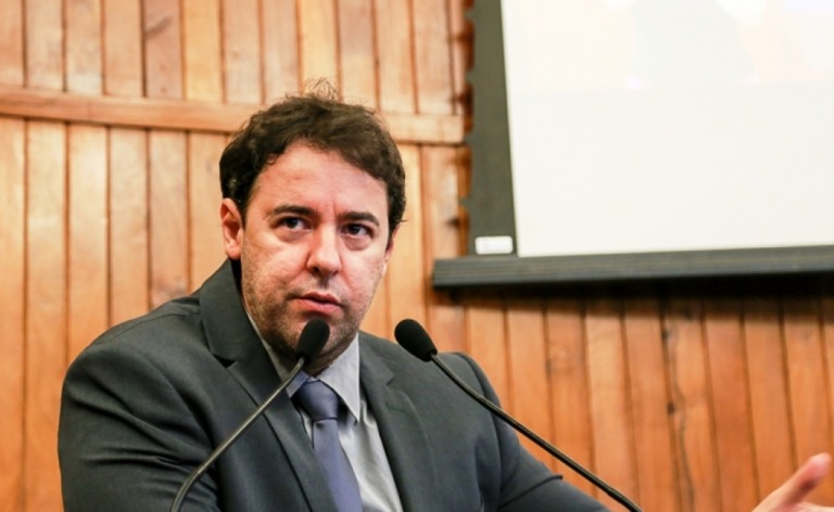 Câmara chama suplente para denúncia contra Féfin; secretário leva caso à PF