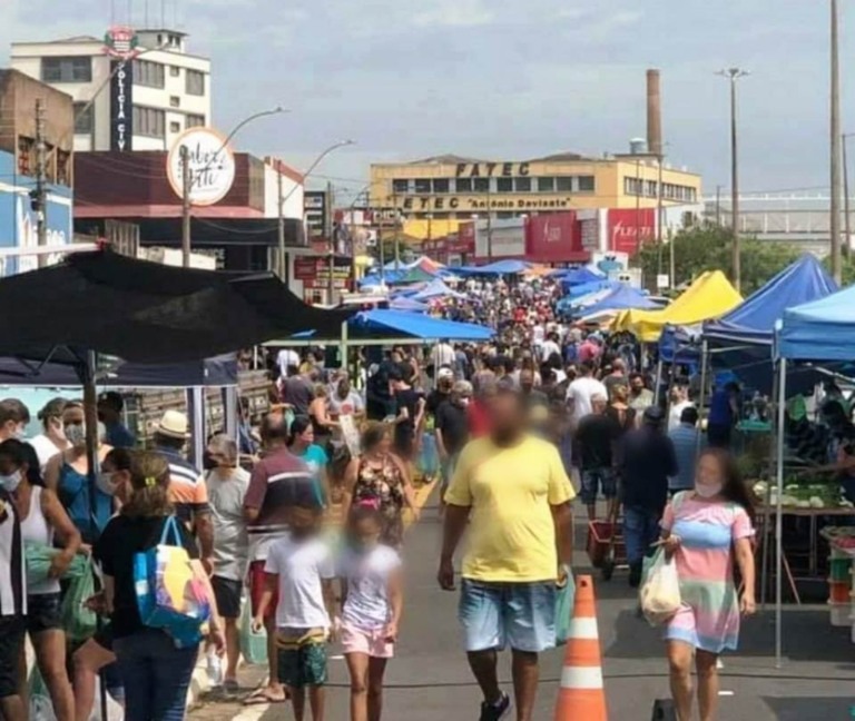 Domingo sem comércio ou bares tem feira lotada e público sem máscaras
