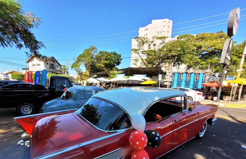 Vídeo – Esquenta de festa com ação social tem carros antigos e tarde no Chaplin