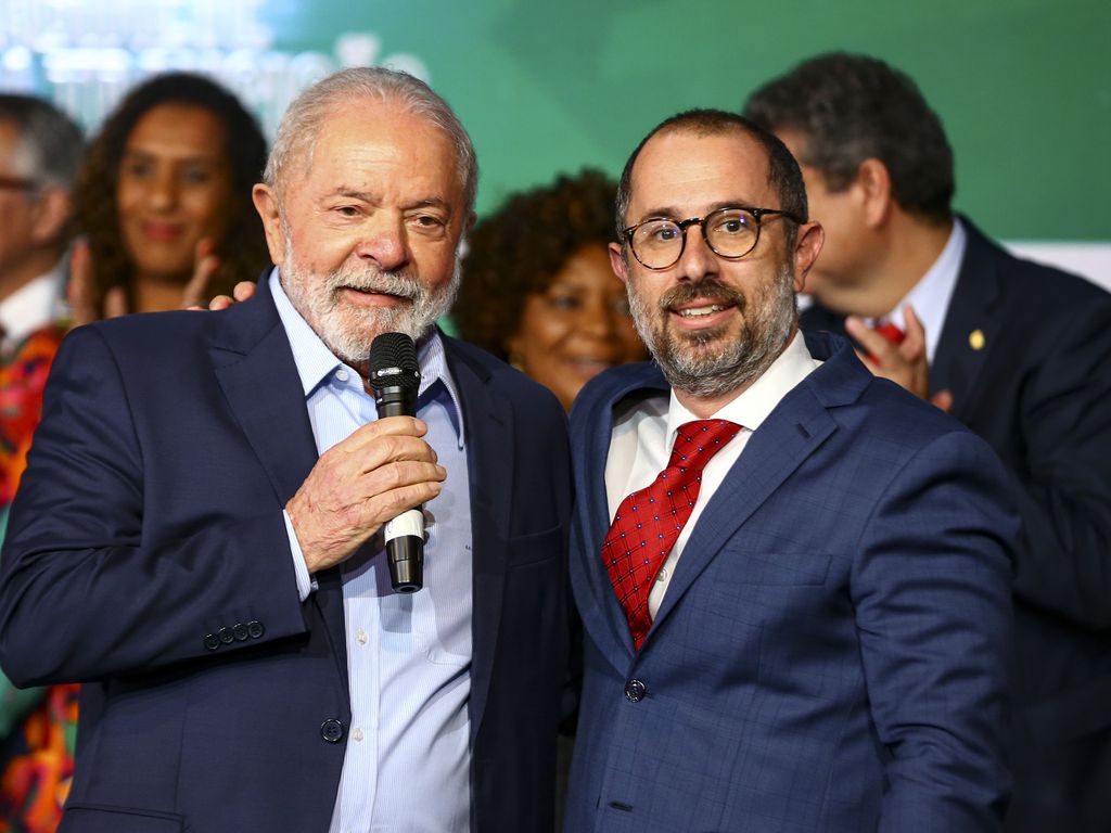 O presidente eleito, Luiz Inácio Lula da Silva, e o futuro ministro da Controladoria-Geral da União, Vinicius Carvalho, durante anúncio de novos ministros que comporão o governo.. Foto: Marcelo Camargo/Agência Brasil - 22.12.2022