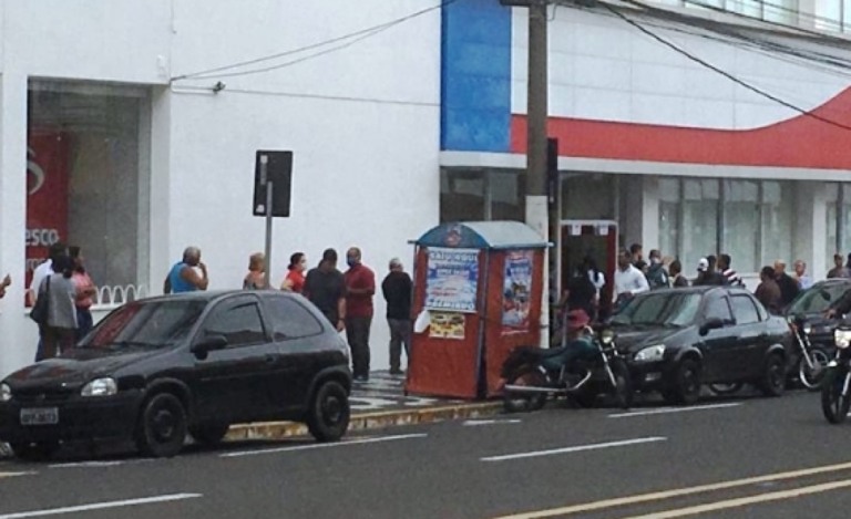 Vereador condena filas em prova de vida nos bancos; prevê comissão na Câmara