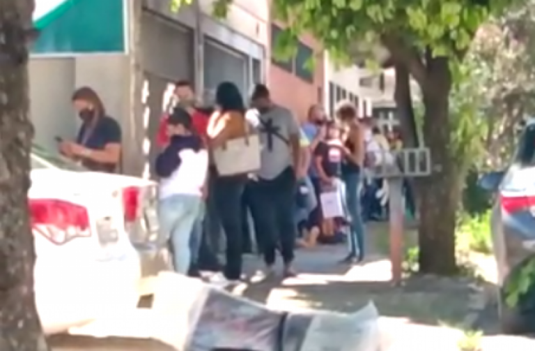Exame para empresa tem fila, pouco distanciamento e queixas em Marília