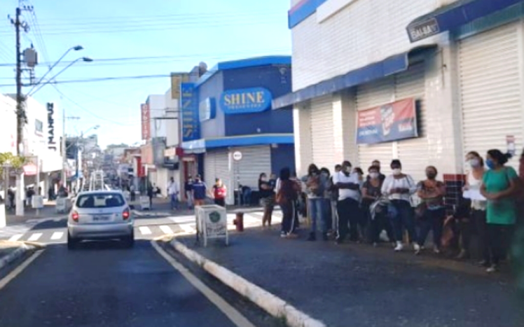 Daniel pede redução de filas em lojas de grandes redes no centro de Marília Daniel pede redução de filas em lojas de grandes redes no centro de Marília