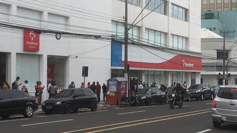 Agências e lotéricas registram filas na manhã desta terça em Marília – Ivan Evangelista Jr