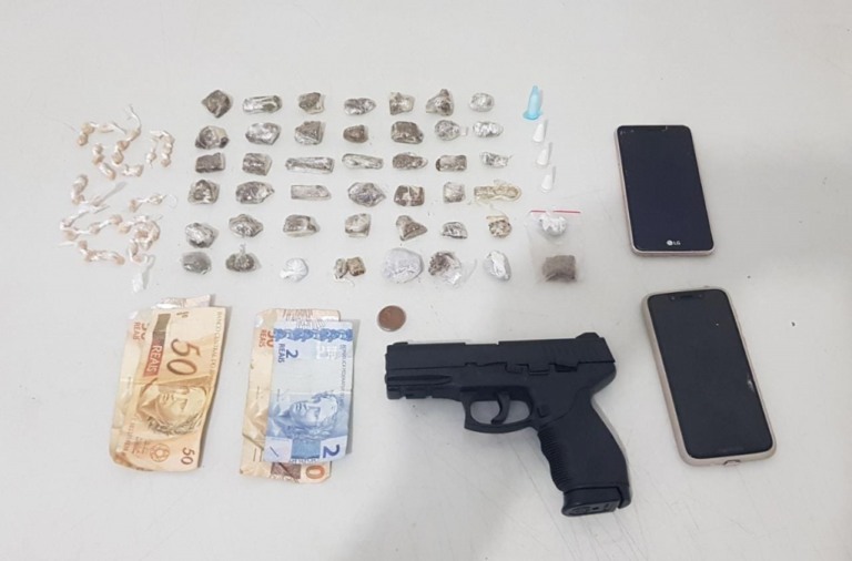 PM prende quatro por tráfico e cárcere privado de usuário de drogas em Marília