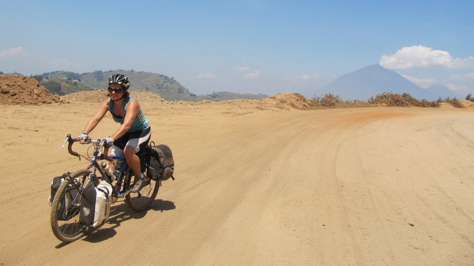 Lucy pedalando antes de pegar covid