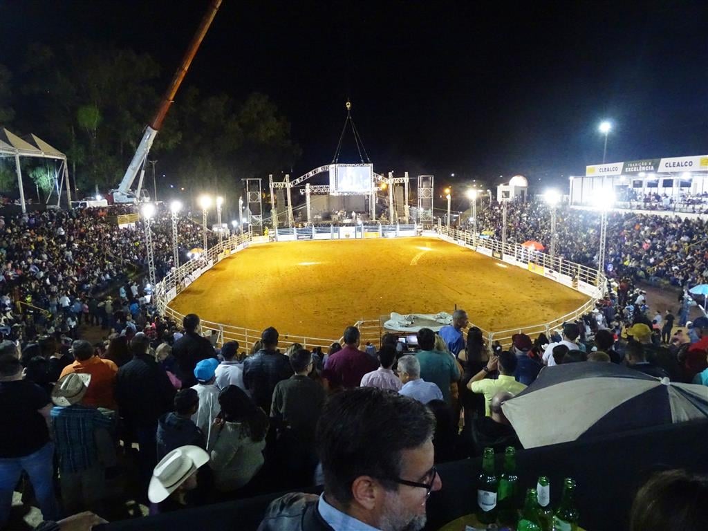 Festa de Pompéia tem final surpreendente no rodeio e muita emoção em show; fotos