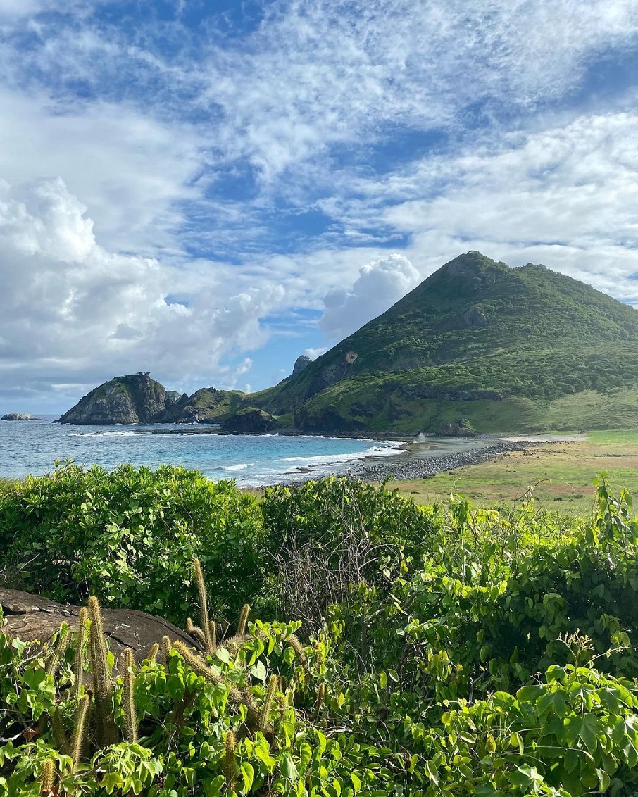 Uma das vistas da Trilha de Atalaia, em Fernando de Noronha.. Foto: Reprodução/Instagram @uendi_mos 27.12.2022