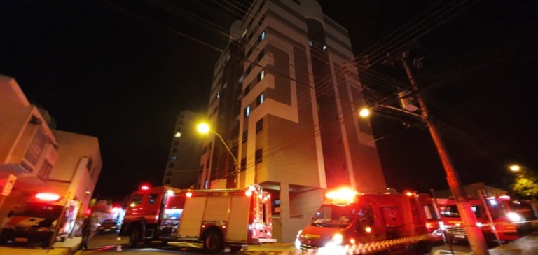 Incêndio em apartamento em Marília deixa um queimado e intoxicações