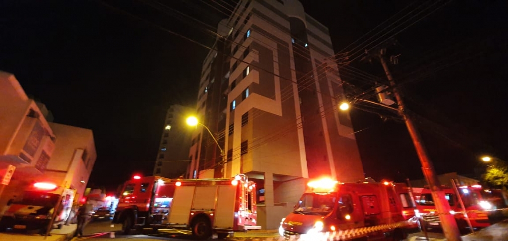 Incêndio em apartamento em Marília deixa um queimado e intoxicações Incêndio em apartamento em Marília deixa um queimado e intoxicações