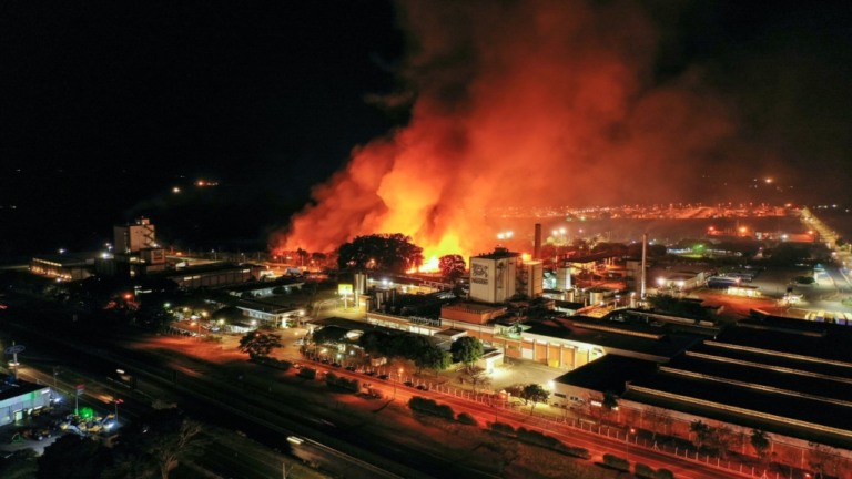 Grande incêndio em mata atinge área ao lado da Nestlé em Araçatuba
