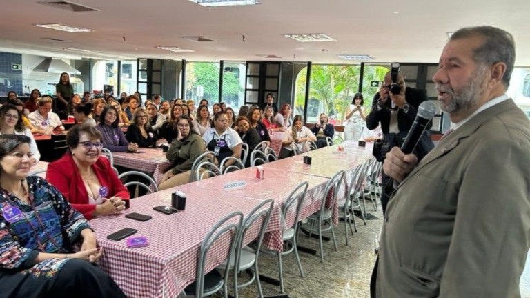 Reprodução/Twitter – 28/03/2023 Carlos Lupi, ministro da Previdência Social, discursando em evento em Brasília
