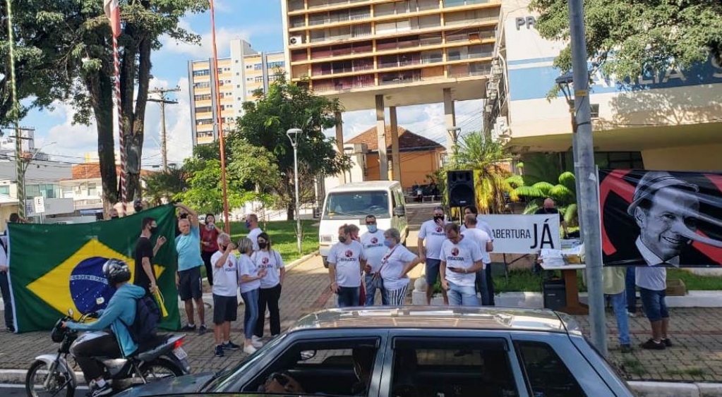 Protesto contra Doria leva manifestantes para prefeitura em Marília