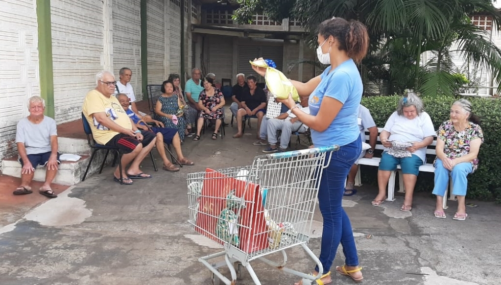 Univem entrega presentes de Natal em asilos de Marília