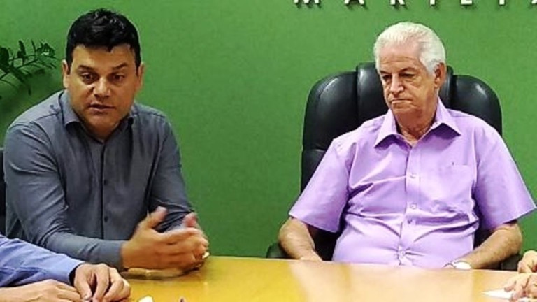 Adriano Martins, da Acim, com o secretário de Desenvolvimento, Nelson Mora