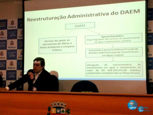 Prefeito anuncia concessão do Daem e corte de assessores; fotos e vídeo do anúncio