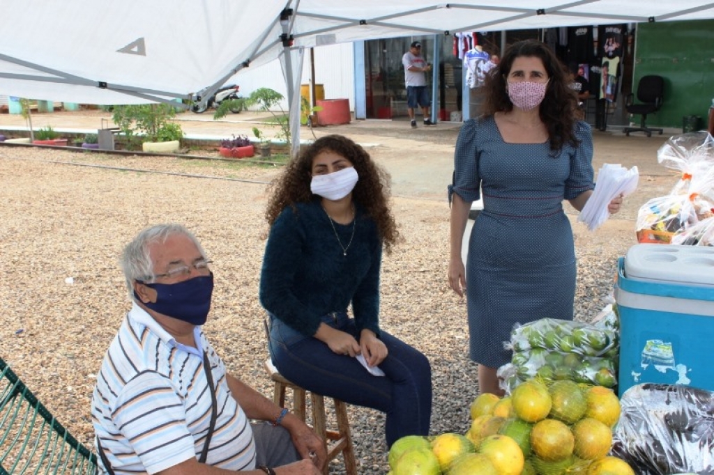 Fundo Social distribui máscaras ao público no centro de Marília