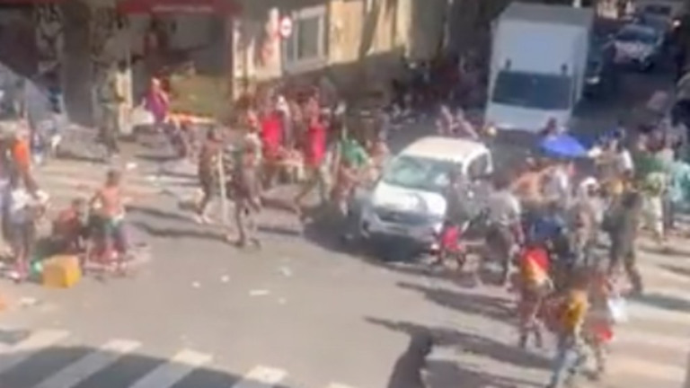Reprodução / redes sociais – 09.06.2023 Motorista de aplicativo tem carro destruído por dependentes químicos na Cracolândia, no Centro de São Paulo