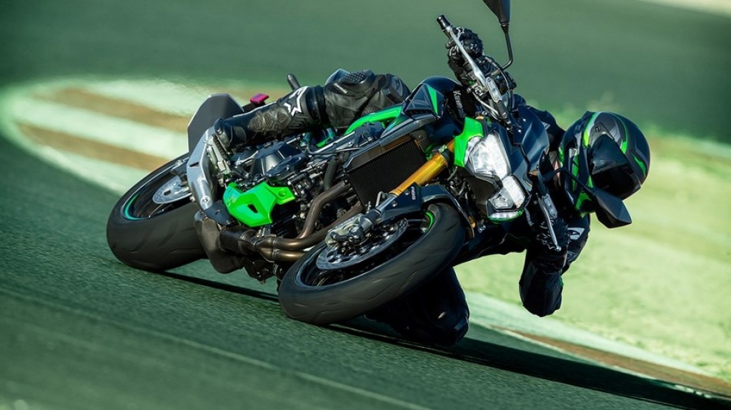 Kawasaki Z900 SE 2022 ganha suspensão aprimorada e freios potentes