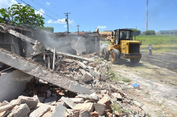 Prefeitura destruiu estruturas abandonadas e cobriu piscina de antigo poliesportivo