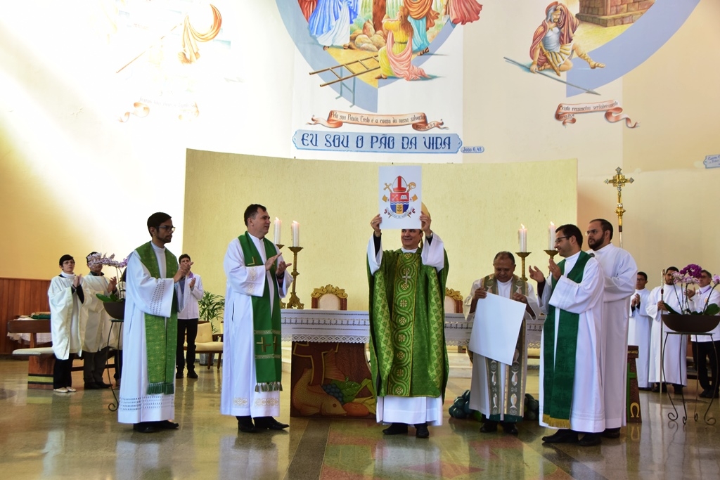 Encontro com centenas de fiéis anuncia brasão para Diocese de Marília