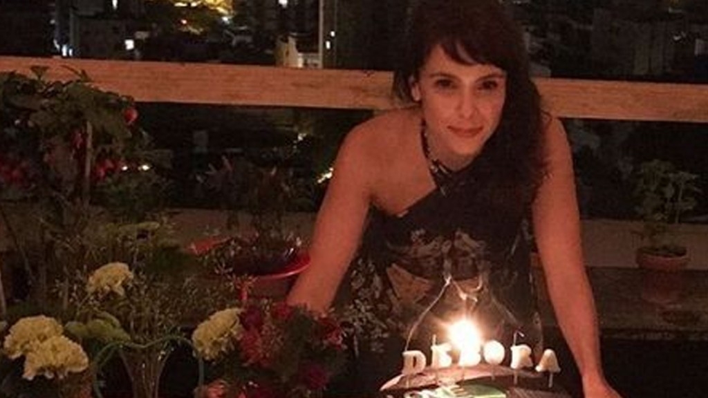 Débora Falabella faz 45 anos e comemora com surpresa de amigos e familiares: ‘Pura’ Débora Falabella faz 45 anos e comemora com surpresa de amigos e familiares: ‘Pura’
