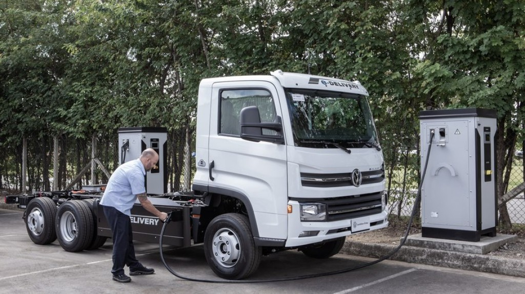 VW oferta carregador com energia solar para clientes de e-Delivery