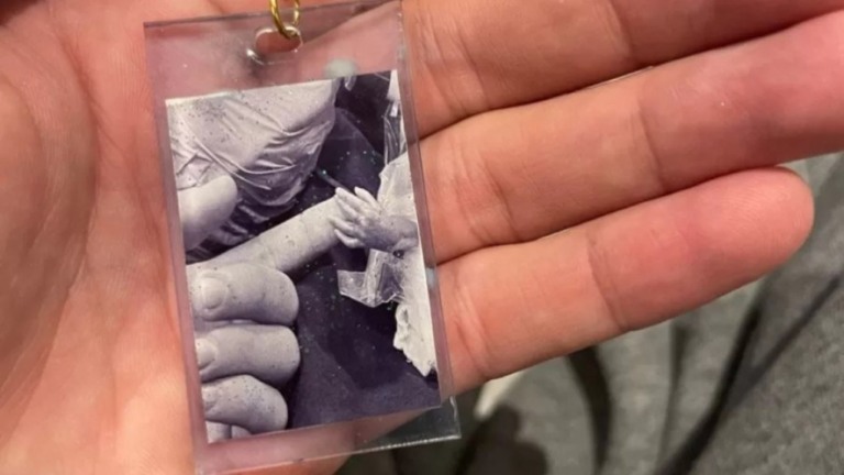 Whindersson posta foto de chaveiro com a mão de filho que morreu