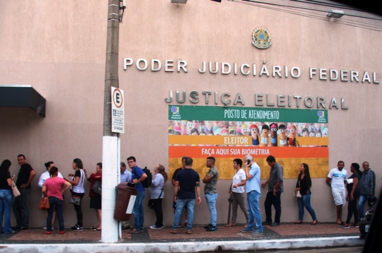 Eleitores enfrentam longas filas para biometria no fim do prazo em Marília