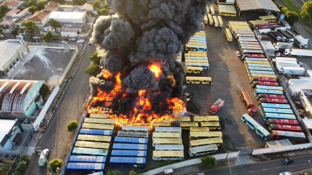 Incêndio atinge garagem de ônibus e queima mais de 35 veículos em Londrina