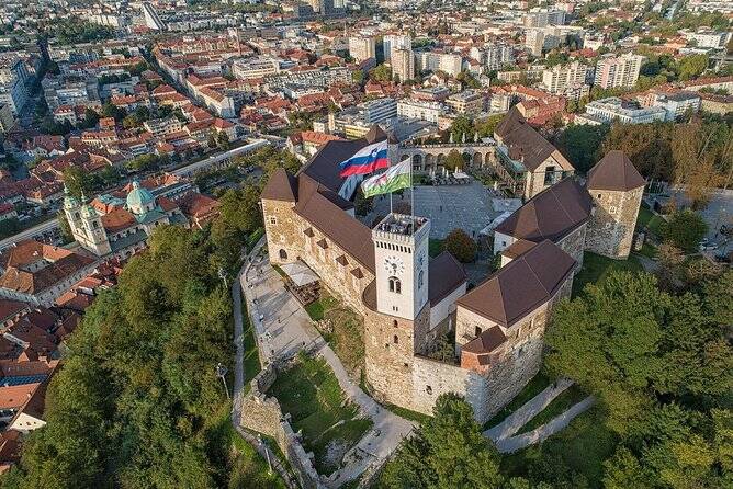 É possível chegar ao topo do Castelo de Liubliana. Foto: Viator/Reprodução