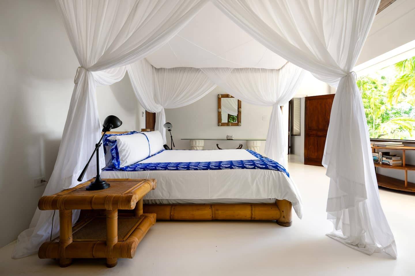 Há cinco quartos no total, todos com cama king-size. Foto: Airbnb