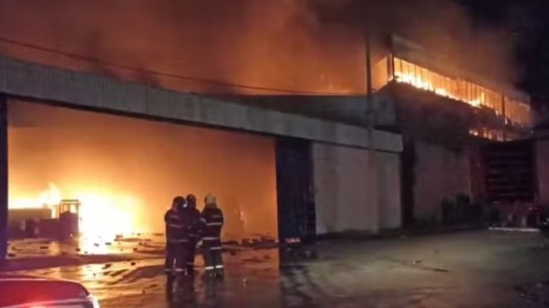 Arquivo pessoal Imagens do galpão atingido pelo fogo