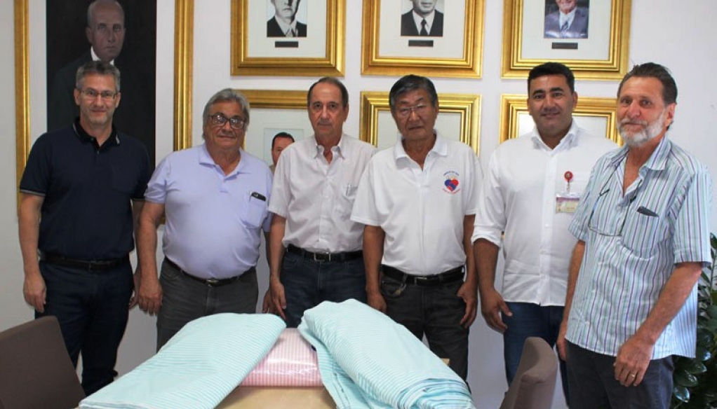 Solidariedade - Amigos do Bar doam tecidos para lençóis de hospital