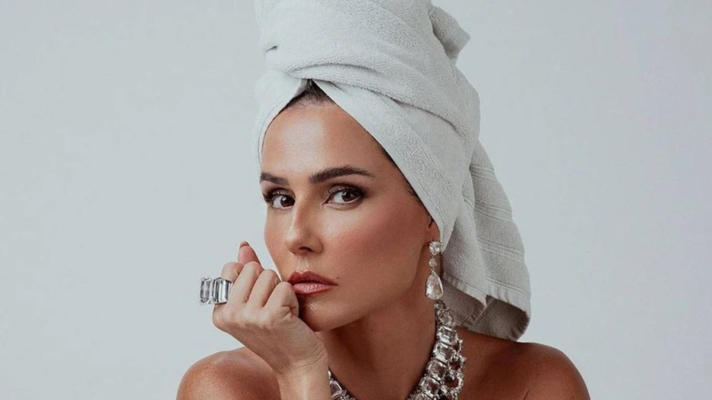 Deborah Secco dá o que falar ao surgir de look de toalha em Prêmio: ‘Causando’