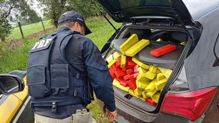 PRF apreende 495kg de maconha após perseguição e acidente na região; vídeo