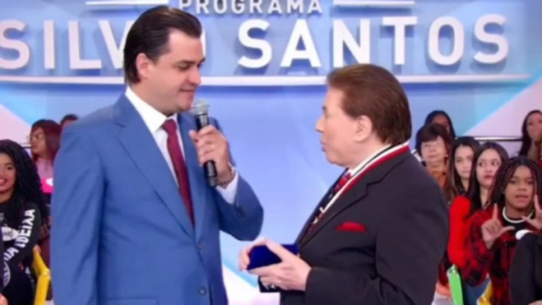 Silvio Santos censura aplausos e gritos por Lula em programa no SBT