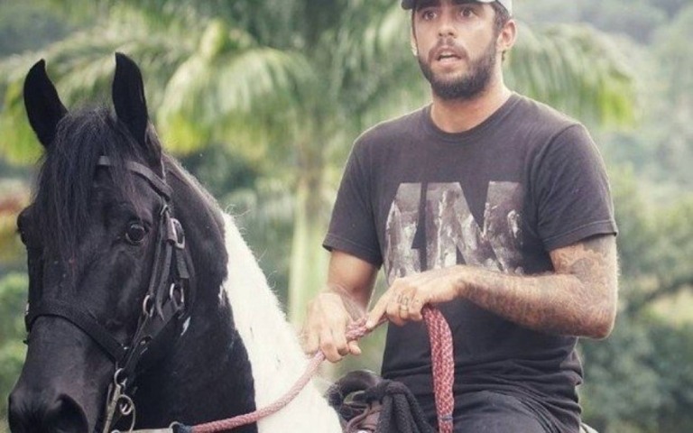 Pedro Scooby sonhava em ser caubói e hoje cria cavalos no RJ