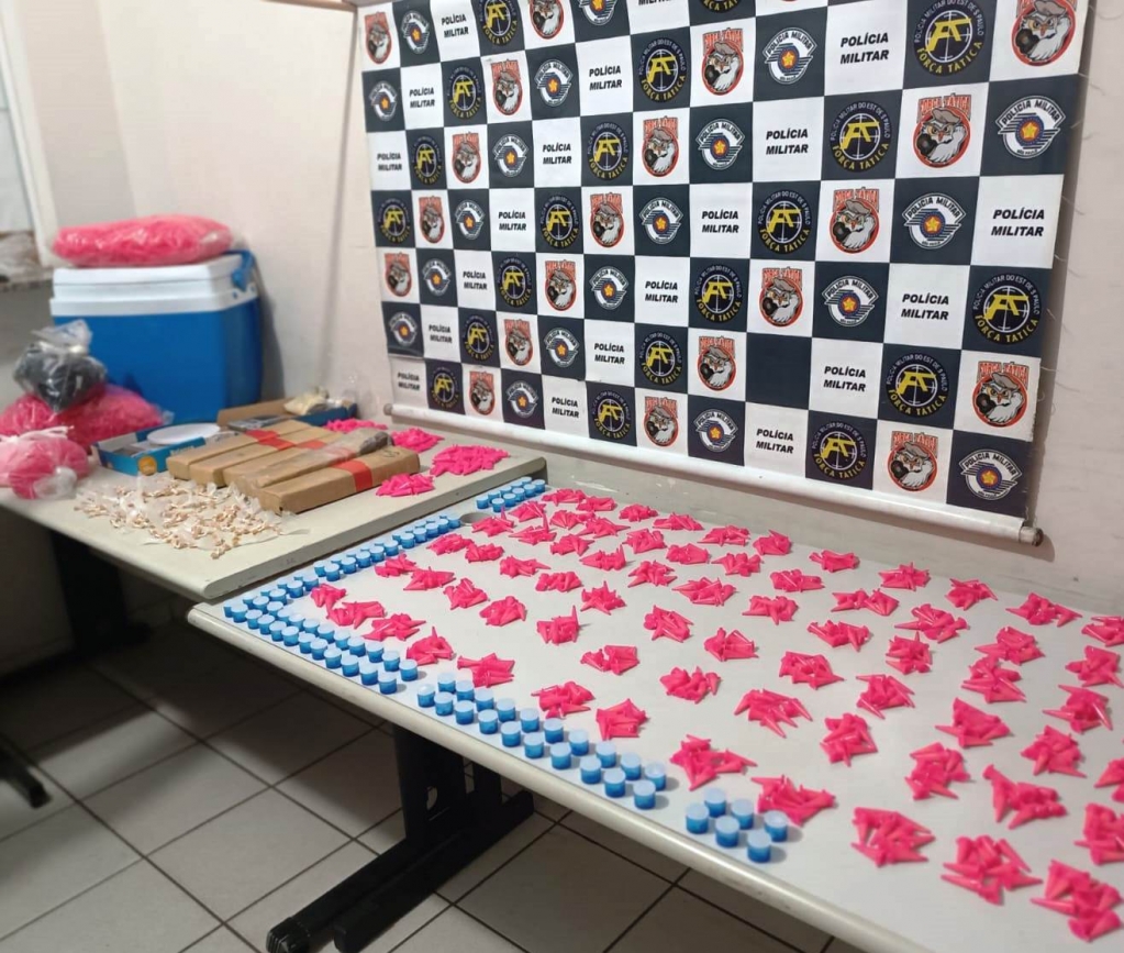 PM flagra suspeito de tráfico, homem foge e abandona 5,3kg de drogas