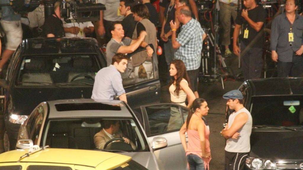 Robert Pattinson e Kristen Stewart nos bastidores das gravações de "Amanhecer - Parte 1", no bairro da Lapa. Foto: Reprodução